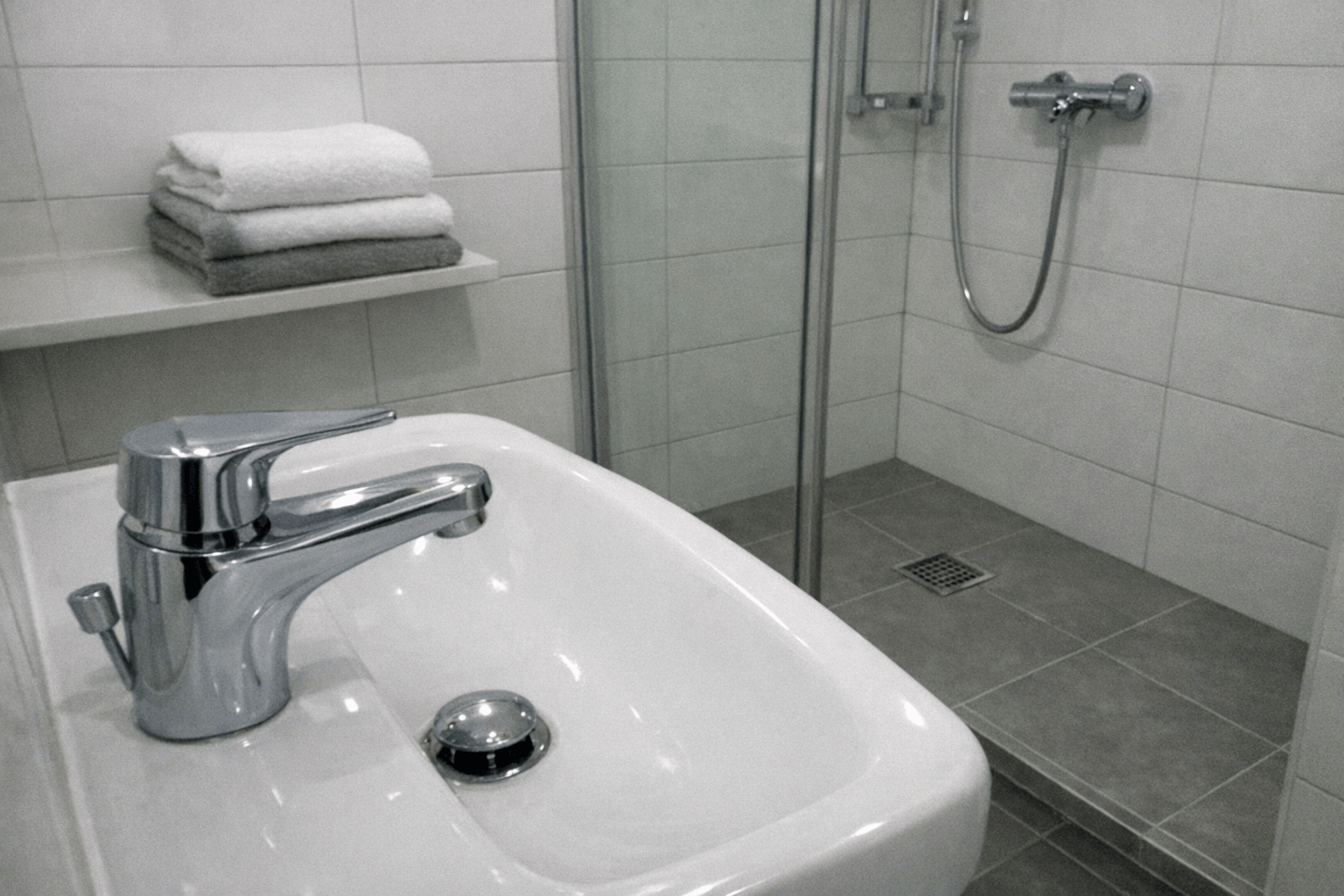 Modernes sauberes Badezimmer mit Dusche und Waschbecken