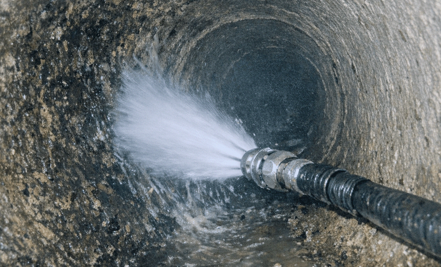 Wasserstrahl einer Hochdruckdüse zur Reinigung von Abwasserkanälen