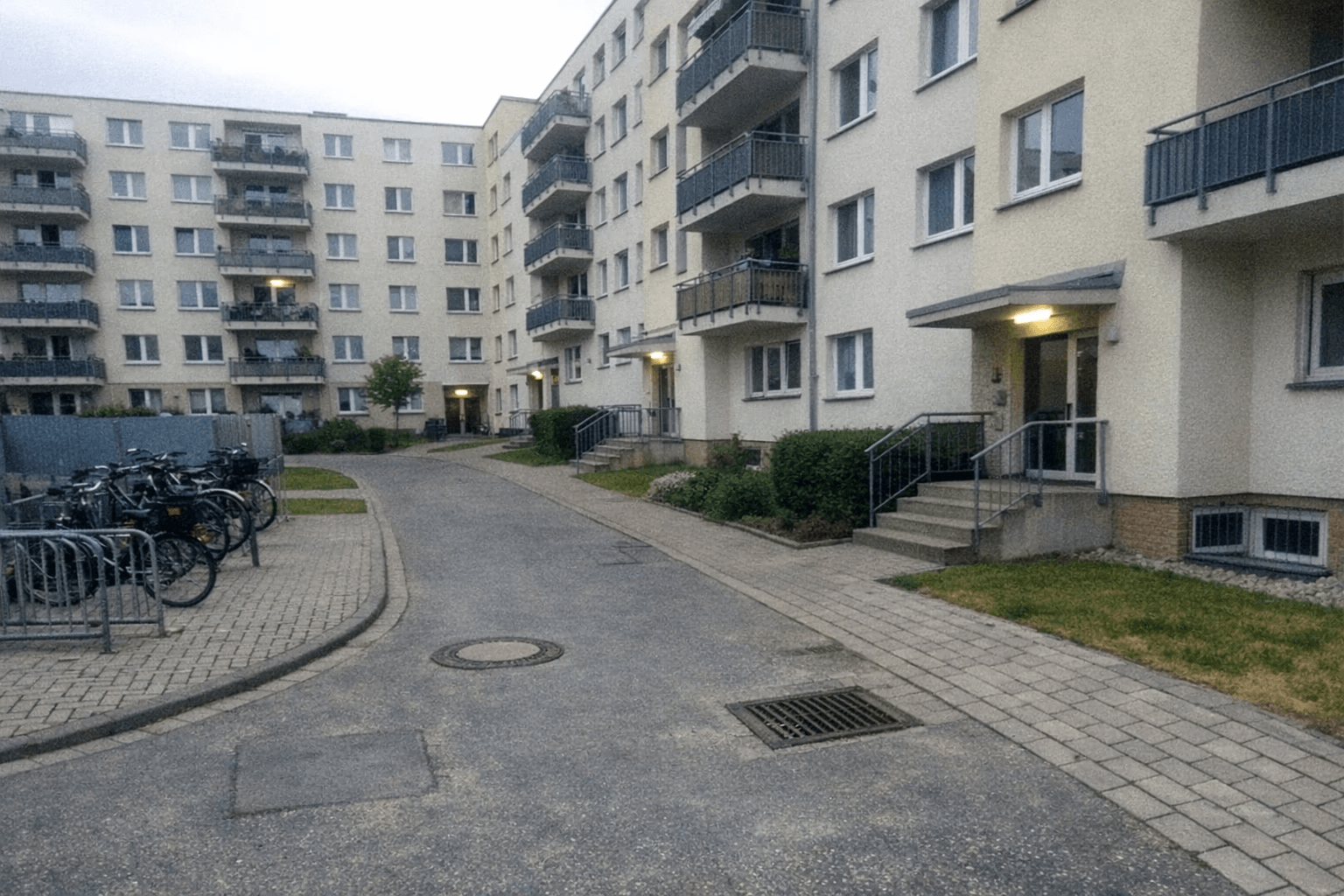 Große Wohnanlage mit mehreren Hauseingängen