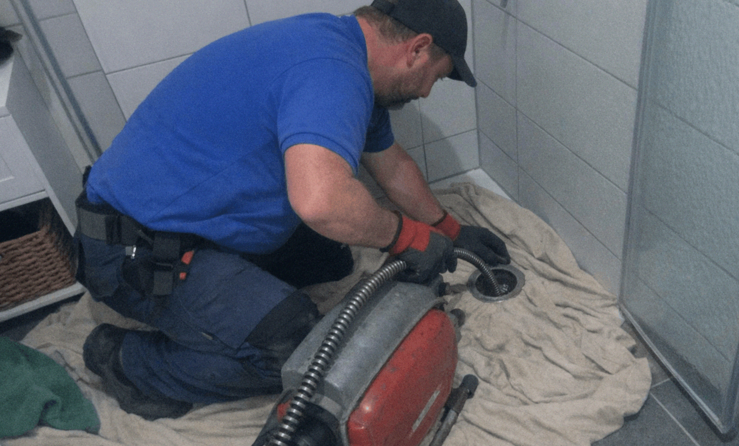 Sauberes modernes Badezimmer mit Dusche, Badewanne und WC
