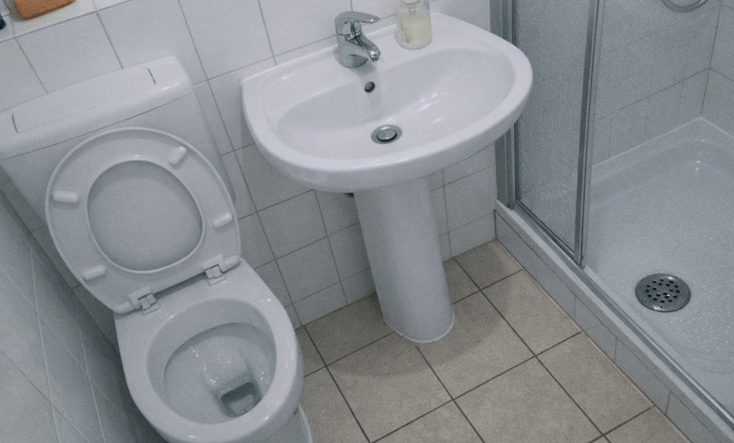 Sauberes Badezimmer nach erfolgreicher Beseitigung einer Toilettenverstopfung