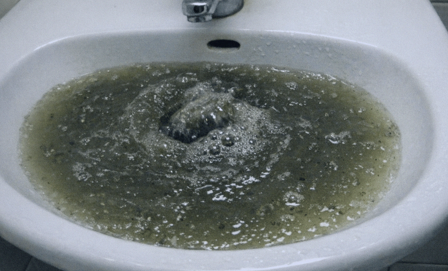 Verstopfte Küchenspüle mit Reinigungswerkzeug